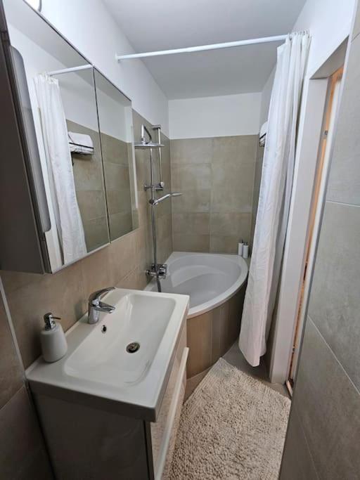 Affordable Suite In Vienna'S Hotpoint Exterior photo